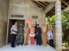 PEMERINTAH KALURAHAN PATUK LAKUKAN PENEMPELAN STIKER MISKIN ATAU PRA SEJAHTERA TAHAP 2